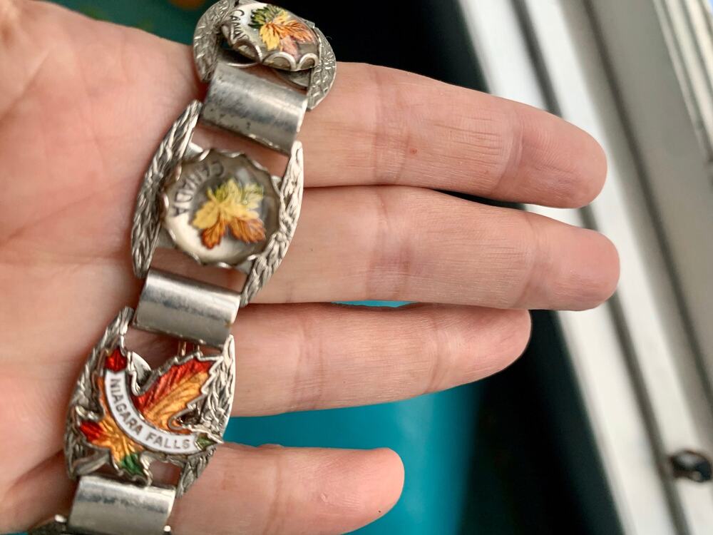 NIAGARA FALLS Canada Maple Leaf Reverse Painted INTAGLIO Glass Souvenir Bracelet